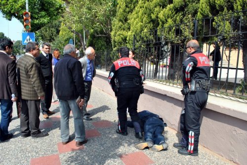 Yolun Ortasında Uyuyan Şahsı Ne Polis Ne De 112 Uyandıramadı