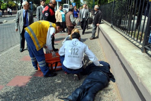 Yolun Ortasında Uyuyan Şahsı Ne Polis Ne De 112 Uyandıramadı